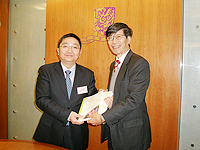 敬文書院院長楊綱凱教授(右)與蘇州大學黨委副書記江涌(左)會晤交流。